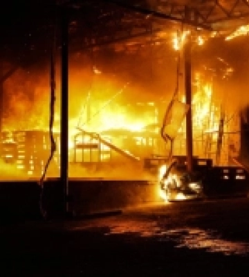 У Миколаєві вогнеборці ліквідували масштабну пожежу, яка виникла після ворожого обстрілу