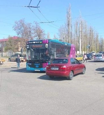 У Миколаєві чоловік на "Ланосі" заблокував рух тролейбусів через неправильне паркування