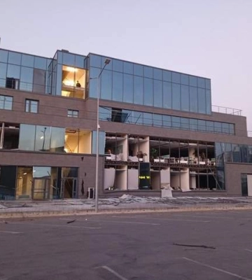 В результате российской атаки: в Днепре поврежден офис &quot;АТБ&quot;