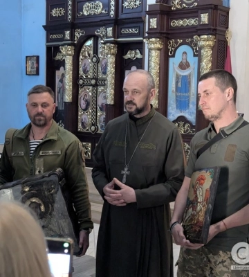 Морпіхи передали гарнізонному храму ПЦУ в Кропивницькому врятовані з Мар&#039;їнки ікони (фоторепортаж)