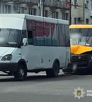 У центрі Полтави зіткнулися маршрутки: постраждали жінка й дитина