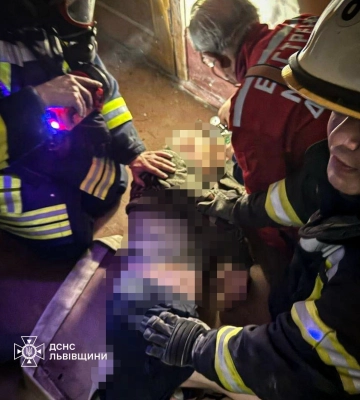 Прокинувся у вогні: власник квартири постраждав під час пожежі у Львові, - ВІДЕО