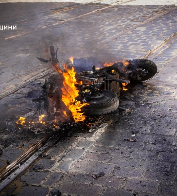 У центрі Львова під час руху загорівся електроскутер, - ФОТО