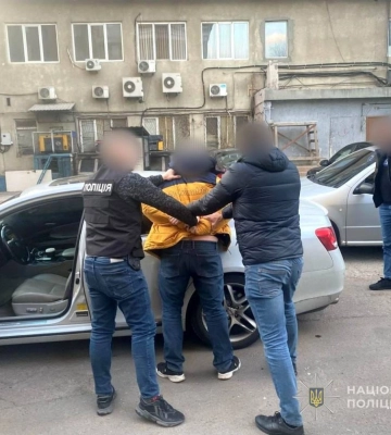 В Одесі патрульні затримали чоловіка, який викрав комунікаційні дроти 
