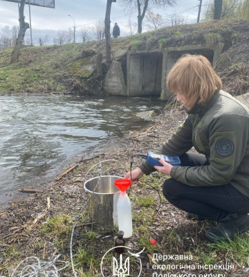 У воді озера Гідропарку виявили перевищення допустимих норм за низкою показників