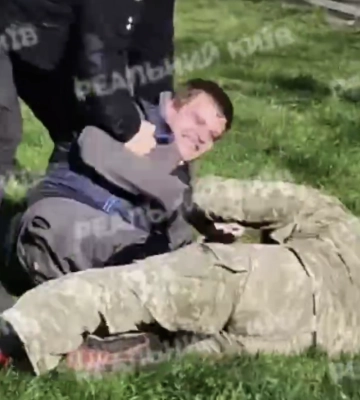 Вел себя агрессивно: в Киевском ТЦК прокомментировали видео с дракой, которое распространяется в сети