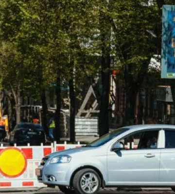 Трафік паралізовано на два місяці: у центрі Дніпра перекрили вулицю