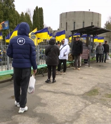 Чекають годинами: жителі Рівного скаржаться на кількість маршруток до кладовища "Нове" (ВІДЕО)