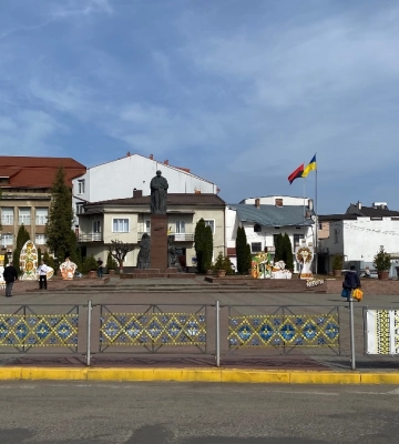 Надвірну до Великодня прикрасили святковими декораціями (ФОТО)