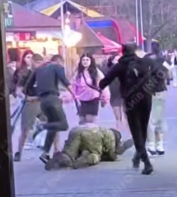 Конфликт в киевском Гидропарке: подростки сильно избили военного (видео)