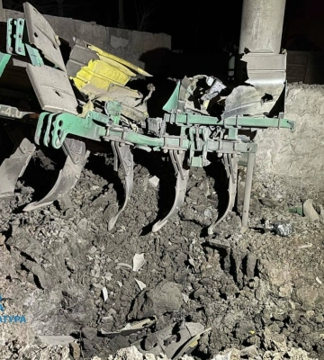 Рятувальники усю ніч ліквідовували пожежі, які виникли внаслідок ракетної атаки по Одещині (відео)