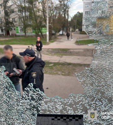 У Житомирі ображений на зауваження водія пасажир розбив вікно у тролейбусі. ФОТО
