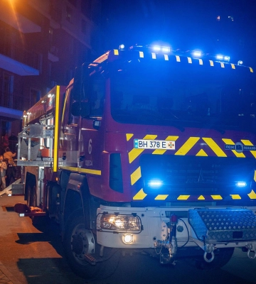 Рятувальники усю ніч ліквідовували пожежі, які виникли внаслідок ракетної атаки по Одещині (відео)