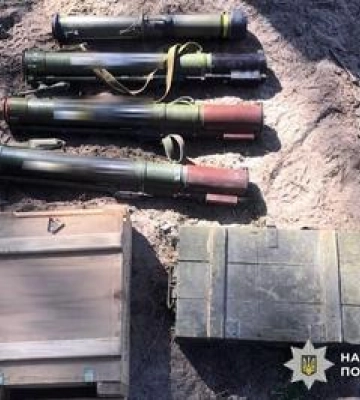 На Полтавщині в лісосмузі виявили арсенал зброї: понад тисячу набоїв, гранати та РПГ