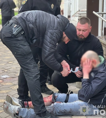 Напад із ножем у магазині Запоріжжя: поліція застосувала зброю (ФОТО)
