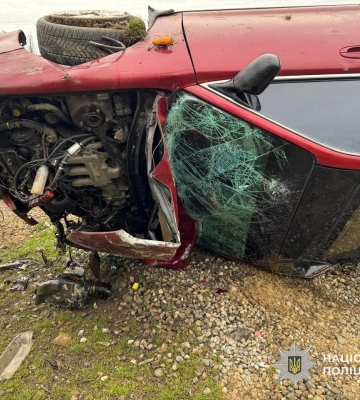 У Оноку біля Виноградова Mazda злетіла у кювет і перекинулася, водій загинув (ФОТО)