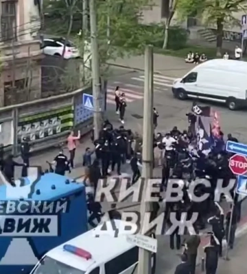 У Києві біля кінотеатру &quot;Жовтень&quot; відбулася сутичка поліції з мітингарями, які протестували проти ЛГБТК+ кінофестивалю