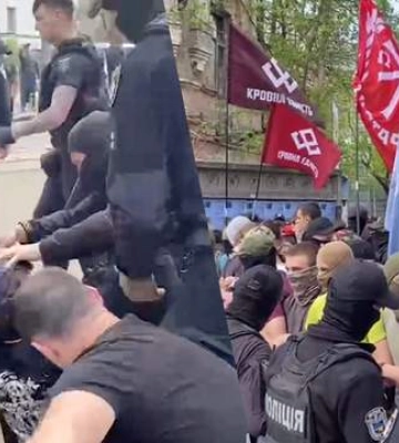 В Киеве произошла стычка полиции с протестующими против ЛГБТК+ кинофестиваля