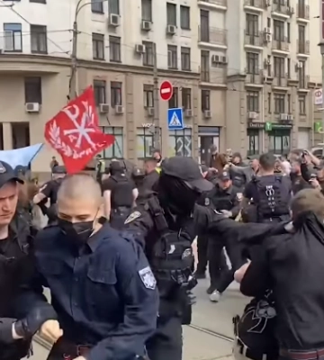 У Києві сталася сутичка поліції з протестувальниками біля кінотеатру, де проходить ЛГБТК+ кінофестиваль