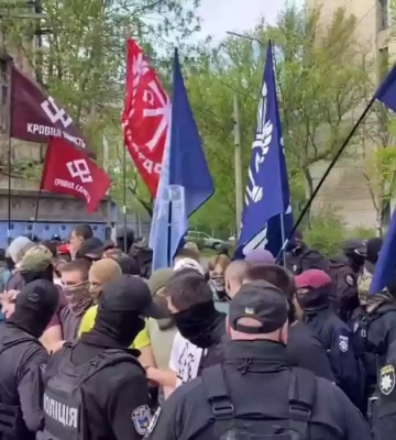 У Києві сталась сутичка противників проведення ЛГБТК+ кінофестивалю з поліцією — відео