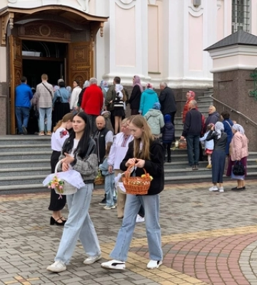 У храмах Луцька почали освячувати паски (фото, відео)