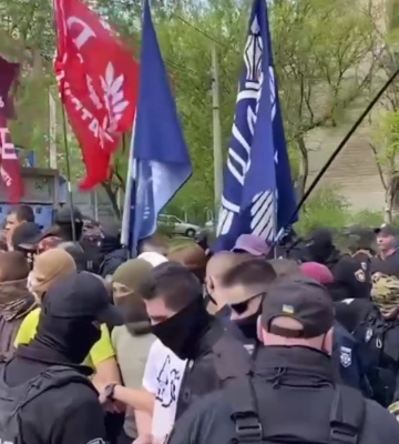 У Києві біля кінотеатру &quot;Жовтень&quot; відбулася сутичка поліції з мітингарями, які протестували проти ЛГБТК+ кінофестивалю
