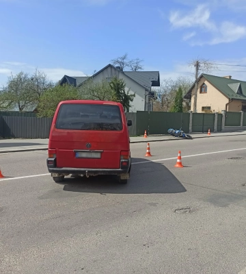 На Львівщині внаслідок зіткнення бусика та мотоциклу до лікарні потрапив 19-річний юнак. ФОТО