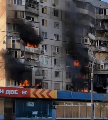 Окупанти вдарили дронами по багатоповерхівці в Херсоні: горить шість квартир