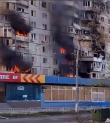 Окупанти вдарили дронами по багатоповерхівці в Херсоні: горить шість квартир