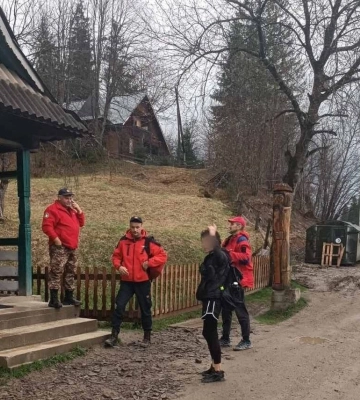 Закарпатські рятувальники допомогли жінці в горах