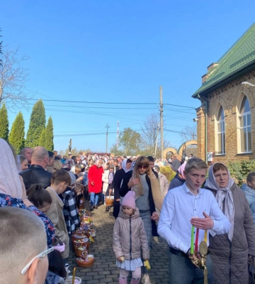 Прийшли сотні людей: у селі Боратин біля Луцька освятили великодні кошики. Фото