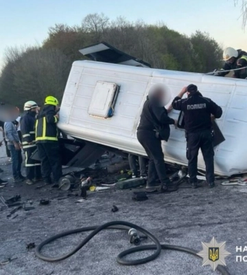 На Жмеринщині зіткнулися легковик та маршрутка: є загиблий та семеро поранених