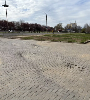 У Миколаєві біля залізничного вокзалу просіла плитка після заміни водогону