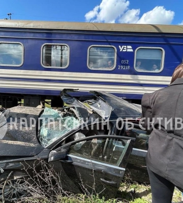 На Закарпатті сталася автотроща за участі потягу