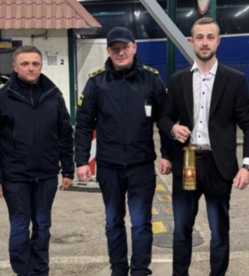 В Україну прибув Благодатний вогонь з Варшави
