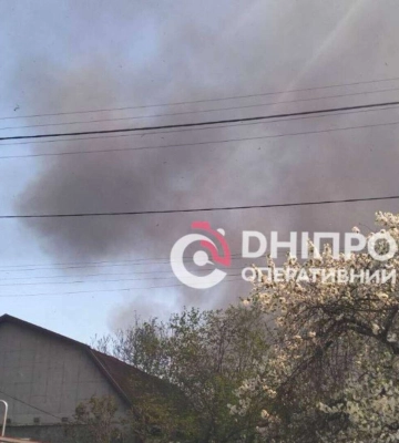 Огонь опрокинулся на жилые дома: в Днепре бушует масштабный пожар