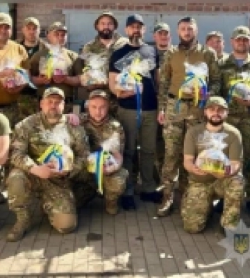 Волинські поліцейські передали великодні гостинці бійцям на передову
