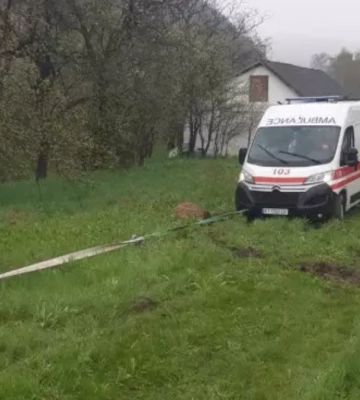 У Надвірній застрягла швидка допомога — рятувальники відбуксирували авто