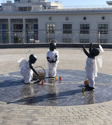 У Києві до Великодня перевдягли скульптури малюків-засновників міста (ФОТО)