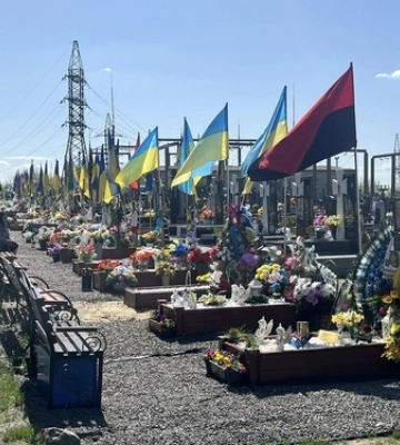 Шокуючий Великдень у Луцькому районі: жінка осквернила Алею Слави 
