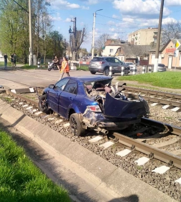 Знесло частину авто: у місті на Волині сталася ДТП на залізничному переїзді