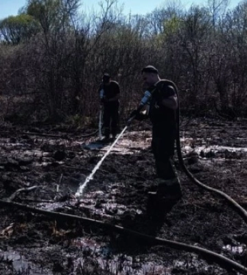 На Киевщине вторые сутки тушат пожар на торфянике вблизи Гостомеля