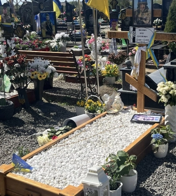 Шокуючий Великдень у Луцькому районі: жінка осквернила Алею Слави 
