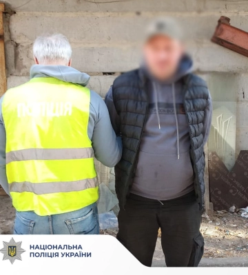 У Києві поліція знайшла злодюгу, який на вулиці побив та пограбував людину