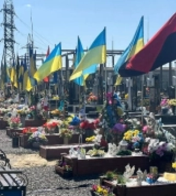 Шокуючий Великдень у Луцькому районі: жінка осквернила Алею Слави 