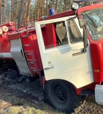 На Харківщині під час гасіння пожежі підірвався автомобіль лісгоспу, постраждали двоє лісників