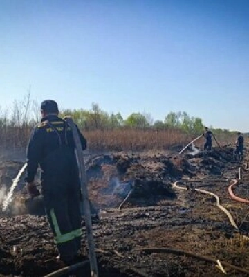 Рятувальники другу добу поспіль ліквідовують торф’яну пожежу біля Гостомеля, - ДСНС. ФОТОрепортаж