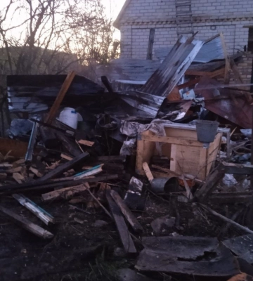 Вогонь перекинувся на житлові будинки: у Дніпрі вирує масштабна пожежа (ФОТО)