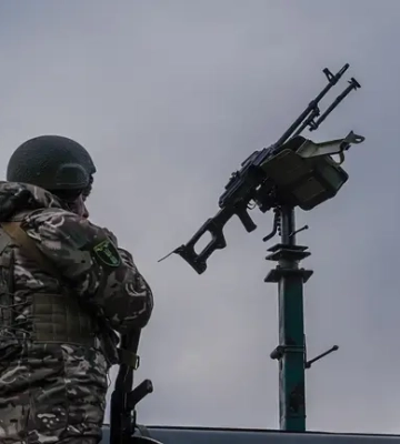 Тревоги и взрывы, новый маршрут УЗ до столицы, водителям ограничили движение: что случилось в Киеве в ночь на 21 апреля