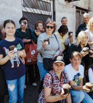 На Великдень у Миколаєві сотні мешканців отримали святкові обіди та паски від проєкту Food Train